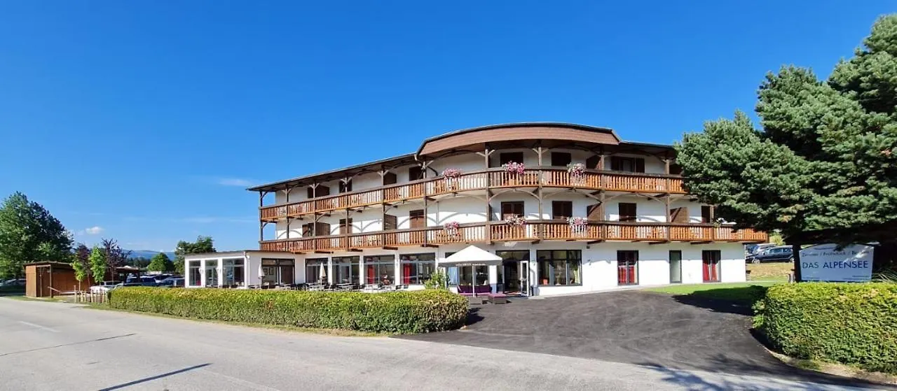 9 Beach Hotels in den Alpen, die sich wirklich lohnen